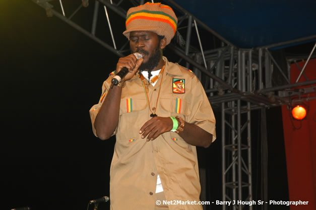 Chezidek - Smile Jamaica, Nine Miles, St Anns, Jamaica - Saturday, February 10, 2007 - The Smile Jamaica Concert, a symbolic homecoming in Bob Marley's birthplace of Nine Miles - Negril Travel Guide, Negril Jamaica WI - http://www.negriltravelguide.com - info@negriltravelguide.com...!