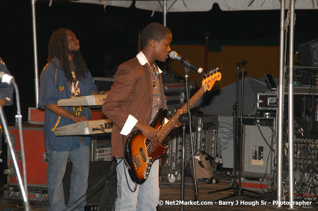 Javaughn Genius Bond - Smile Jamaica, Nine Miles, St Anns, Jamaica - Saturday, February 10, 2007 - The Smile Jamaica Concert, a symbolic homecoming in Bob Marley's birthplace of Nine Miles - Negril Travel Guide, Negril Jamaica WI - http://www.negriltravelguide.com - info@negriltravelguide.com...!