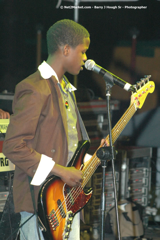 Javaughn Genius Bond - Smile Jamaica, Nine Miles, St Anns, Jamaica - Saturday, February 10, 2007 - The Smile Jamaica Concert, a symbolic homecoming in Bob Marley's birthplace of Nine Miles - Negril Travel Guide, Negril Jamaica WI - http://www.negriltravelguide.com - info@negriltravelguide.com...!